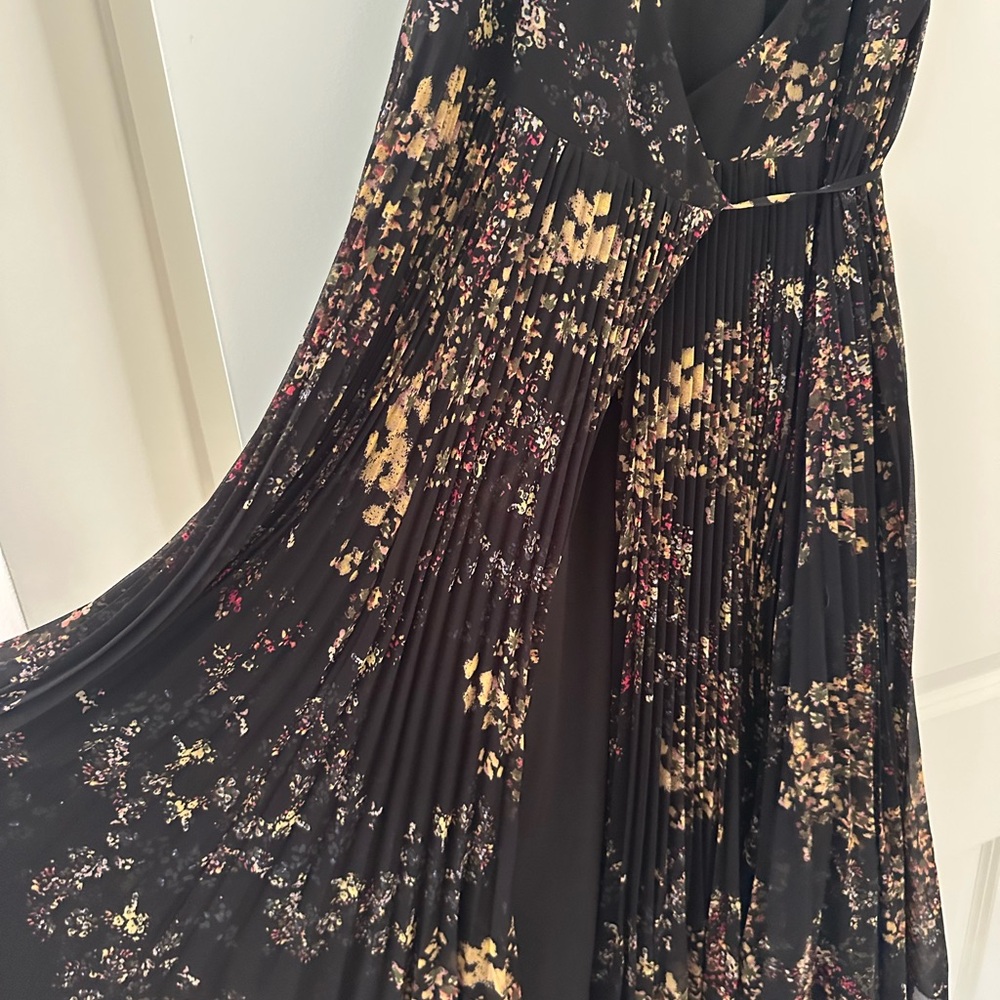 Elegant Black and Gold Maxi Dress - Picture 2 of 4